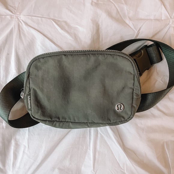 *SOLD* Lululemon Belt Bag - Picture 1 of 3